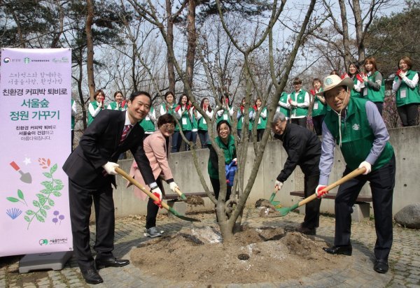 스타벅스커피 코리아(대표 이석구)가 커피찌꺼기 재활용 활성화 시범사업 1주년을 맞아 서울숲공원에서 환경부, 자원순환사회연대, 서울숲컨서번시, 협력사와 함께 자원봉사자 300명이 참석하는 자원순환 실천 캠페인 활동을 전개했다. 이 날 활동을 기념해 스타벅스커피 코리아 이석구 대표이사(오른쪽 1번째), 환경부 김동진 자원순환국장(왼쪽 1번째), 자원순환사회연대 김미화 사무총장(왼쪽 2번째), 서울숲컨서번시 이은욱 대표이사(오른쪽 2번째)가 참석해 기념 식수을 심었다. 사진제공 스타벅스코리아