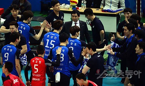 현대캐피탈 최태웅 감독(가운데). 스포츠동아DB