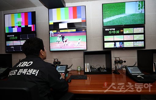 4일 서울 상암동 트루텍빌딩에서 열린 KBO 비디오판독센터 현장 공개에서 판독 엔지니어가 시연을 하고 있다. 김종원 기자 won@donga.com