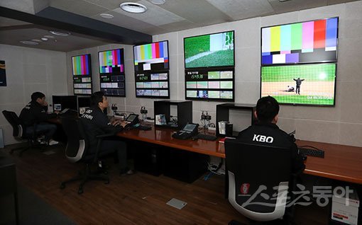 4일 서울 상암동 트루텍빌딩에서 열린 KBO 비디오판독센터 현장 공개에서 판독 엔지니어가 시연을 하고 있다. 김종원 기자 won@donga.com