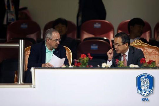 슈틸리케 전 감독-이용수 전 기술위원장(오른쪽). 사진제공｜대한축구협회