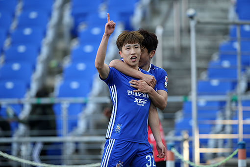 울산현대 이영재(앞)는 큰 기대 속에서 기량을 발전시켜나가고 있는 유망주다. 2일 강원FC와의 클래식 4라운드 홈경기에선 결승골을 터트리며 팀에 귀중한 승리를 안겼다. 사진제공 | 한국프로축구연맹