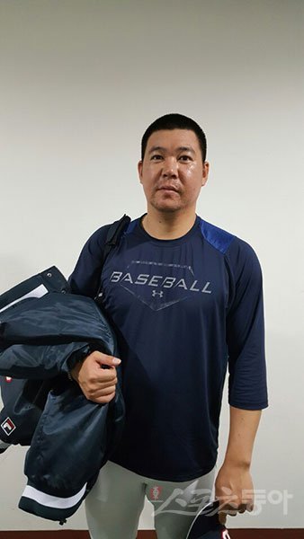 두산 이현승이 시즌 첫 원정경기였던 4일 수원 kt전을 앞두고 ‘군인머리’를 수줍게 드러냈다. 지난해에 이어 시즌 첫 등판에서도 계속된 부진을 씻고자 스스로에게 변화를 주기로 결심한 이현승. 물론 어딘지 모를 어색함은 숨길 수 없었다. 수원 | 고봉준 기자 shutout@donga.com