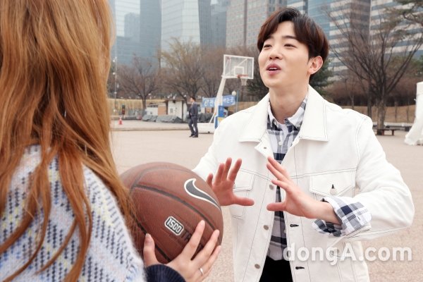 “공을 이렇게 잡으면 돼~”