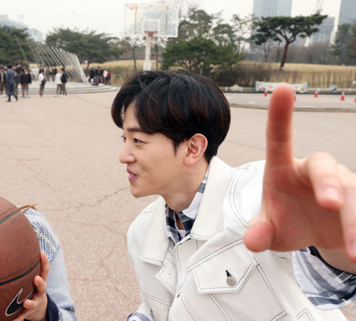 “농구대를 향해서 자신있게 던지면 돼~쉽지?”