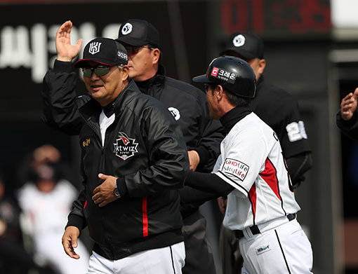 9일 오후 수원 kt위즈파크에서 열린 2017 타이어뱅크 KBO리그 kt 위즈와 삼성 라이온즈의 경기에서 kt 김진욱 감독이 2회말 2사 1,2루에서 1번 이대형의 안타 때 2루주자 하준호의 홈에서 세이프 판정번복과 관련 심판에게 항의 후 덕아웃으로 향하고 있다. 사진제공|스포츠코리아