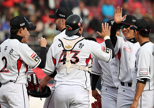 kt가 4연승, 1위로 치고 나갈 것이라 예상한 사람이 몇이나 될까. kt 선수들이 9일 수원kt위즈파크에서 삼성을 5연패로 밀어 넣은 뒤, 환호하고 있다. 사진제공｜스포츠코리아