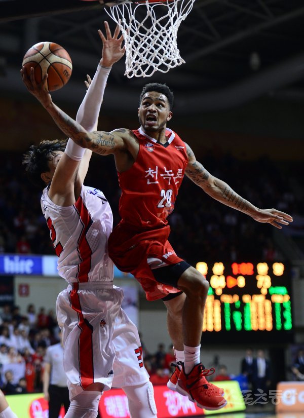 10일 경기도 안양실내체육관에서 열린 '2016-2017 KCC 프로농구' 안양 KGC인삼공사와 울산 모비스의 4강 플레이오프 경기에서 KGC인삼공사 사익스가 모비스 이종현의 수비를 피해 슛을 쏘고 있다. 안양 | 김민성 기자 marineboy@donga.com