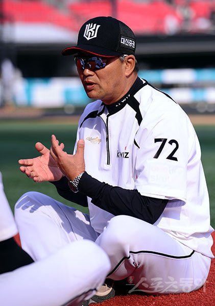 4일 수원 kt위즈파크에서 ‘2017 타이어뱅크 KBO 리그‘ 두산베어스와 kt위즈 경기가 열린다. 김진욱 kt 감독이 그라운드에 앉아 선수들과 이야기 하고 있다. 수원 | 김종원 기자 won@donga.com