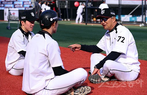 4일 수원 kt위즈파크에서 ‘2017 타이어뱅크 KBO 리그‘ 두산베어스와 kt위즈 경기가 열린다. 김진욱 kt 감독이 그라운드에 앉아 홍현빈, 심우준과 이야기 하고 있다. 수원 | 김종원 기자 won@donga.com