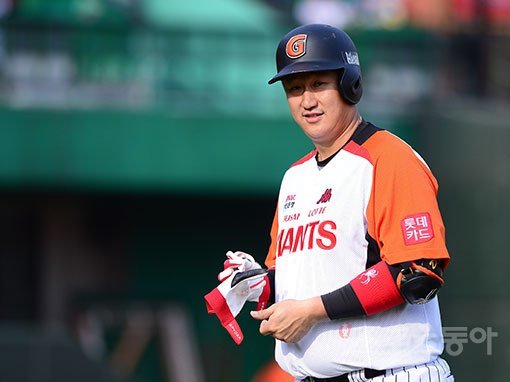 ‘빅보이’ 이대호가 롯데에 변화의 바람을 불어넣고 있다. 이대호가 4번 타순에서 중심을 잡아주면서 앞뒤로 공격지표가 상승했고, 보이는 숫자 외에도 선수들의 마음가짐도 변화시키고 있다. 사직 | 김진환 기자 kwangshin00@donga.com