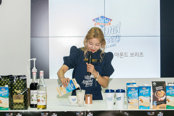 1일 바리스타로 나선 송해나. 사진 제공 = 함샤우트