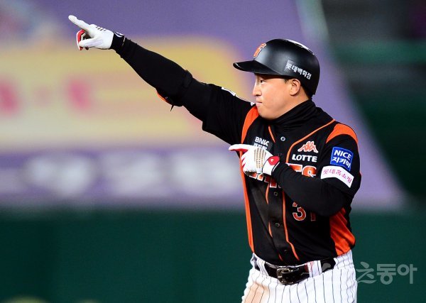 롯데 돌격대장 전준우가 빠진 자리를 단숨에 메운 이는 손아섭이었다. 손아섭은 11일 인천 SK전에서 1번타자로 나와 5타수 3안타
 2타점을 올리고 팀의 6-4 승리를 이끌었다. 왼쪽 옆구리 부상으로 한 달간 결장이 불가피한 전준우의 대체자로서 만점활약이었다.
 문학 ｜ 김민성 기자 marineboy@donga.com