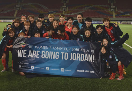 한국여자축구가 평양 원정에서 북한을 따돌리고 2018여자아시안컵 본선 출전권을 획득했다. 여자대표팀은 11일 평양 김일성경기장에서 벌어진 우즈베키스탄과의 아시안컵 B조 예선 최종전에서 4-0으로 이겨 득실차에서 북한을 제치고 조 1위로 본선행에 성공했다. 경기 후 선수들이 본선 진출을 자축하는 플래카드를 펼쳐 보이며 기뻐하고 있다. 사진제공 ｜ 아시아축구연맹(AFC)
