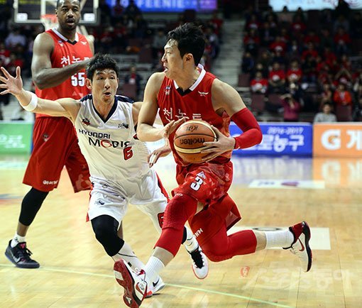 10일 경기도 안양실내체육관에서 열린 ‘2016-2017 KCC 프로농구‘ 안양 KGC인삼공사와 울산 모비스의 4강 플레이오프 경기에서 KGC인삼공사 이정현이 모비스 양동근을 앞에두고 돌파를 시도하고 있다. 안양 | 김민성 기자 marineboy@donga.com