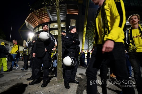 도르트문트 경찰들이 12일(한국시간) 지그날 이두나 파크 앞에 서서 경계근무를 하고 있다. 이날 열릴 예정이던 보루시아 도르트문트(독일)-AS모나코(프랑스)의 2016∼2017시즌 UEFA 챔피언스리그 8강 1차전은 도르트문트 구단 버스를 노린 폭발물 테러로 하루 연기됐다. 사진=ⓒGettyimages이매진스