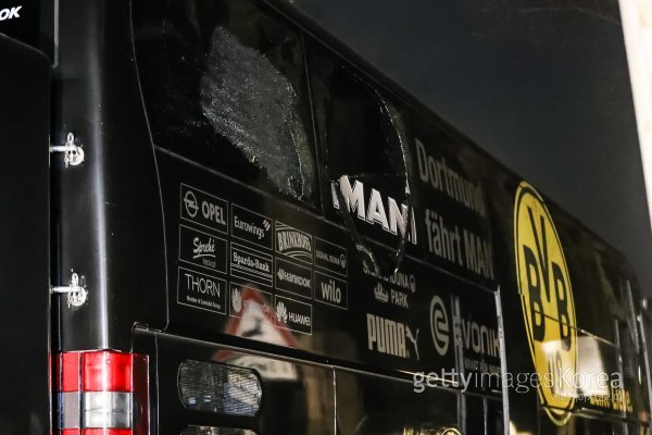 테러로 파손된 도르트문트 버스. 사진=ⓒGettyimages이매진스