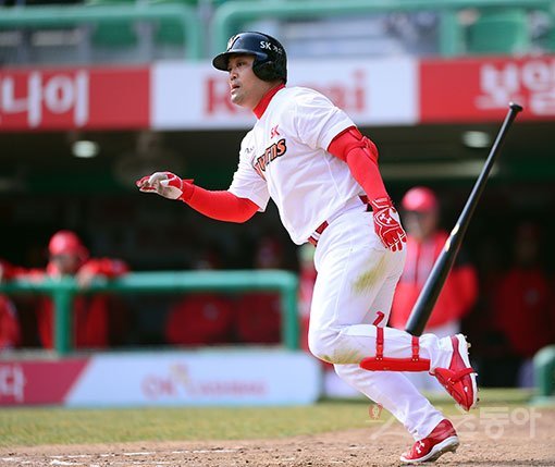 SK 정의윤은 개막 후 타격부진을 거듭하면서 4번에서 6번 타순으로 내려갔다. 정경배 타격코치는 지난해 바로잡지 못한 정의윤의 문제점을 고치기 위해 함께 맹훈련을 이어가고 있다. 스포츠동아DB