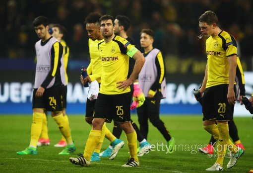 경기 종료 후 그라운드에서 빠져나오는 도르트문트 선수들. ⓒGettyimages이매진스