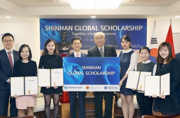 응웬 부 뚜 주한 베트남 대사(오른쪽에서 네번째)와 신한은행 허영택 부행장(오른쪽에서 다섯번째)이 장학금 수여 학생들과 기념 촬영을 하고 있다. 사진제공 l 신한은행