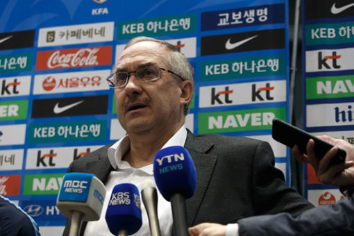 유럽파 태극전사들을 점검하고 13일 입국한 축구국가대표팀 울리 슈틸리케 감독은 인터뷰에서 분위기 수습의 중요성을 강조했다. 그러면서 내부 상황을 외부로 발설한 선수에 대한 과감한 조치를 언급해 또 비난을 받고 있다. 사진제공｜대한축구협회