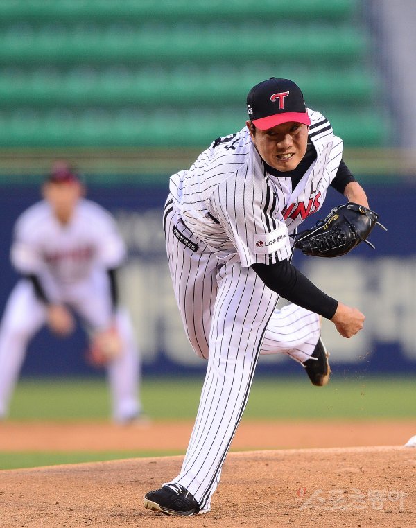 14일 잠실야구장에서 ‘2017 타이어뱅크 KBO 리그’ LG트윈스와 kt위즈의 경기가 열렸다. LG 선발 류제국이 힘차게 공을 던지고 있다. 잠실 | 김진환 기자 kwangshin00@donga.com