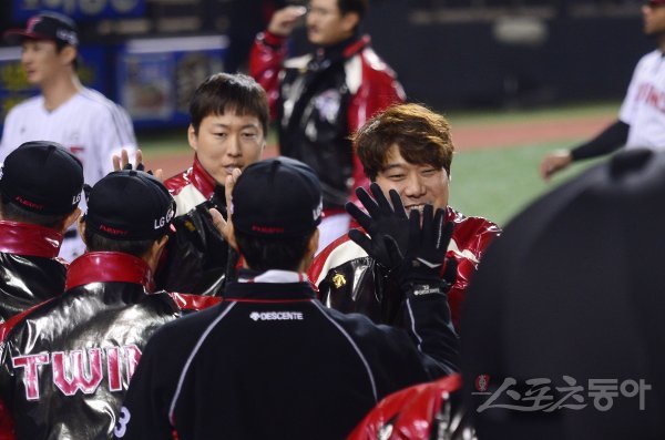14일 잠실야구장에서 열린 ‘2017 타이어뱅크 KBO 리그’ LG트윈스와 kt위즈의 경기에서 LG가 5-2로 승리하며 5연패에서 탈출했다. 경기 후 LG 류제국이 선수들과 기쁨을 나누고 있다. 잠실 | 김진환 기자 kwangshin00@donga.com