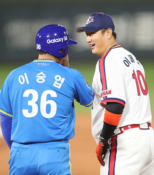 올 시즌을 끝으로 은퇴를 선언한 삼성 이승엽(왼쪽)과 올해 KBO리그로 돌아온 롯데 이대호는 소속팀의 전설로 통한다. 14일 사직 3연전 도중 1루에 나란히 선 이승엽과 이대호. 사진제공｜스포츠코리아