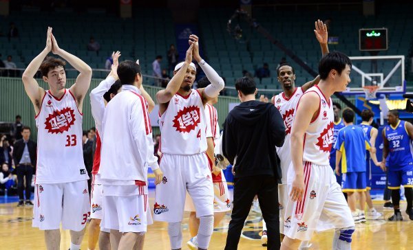 17일 서울 잠실실내체육관에서 열린 ‘2016~2017 KCC 프로농구’ 4강 플레이오프 4차전 오리온과 삼성의 경기에서 79-76 승리를 거두며 승부를 원점으로 돌린 오리온 선수들이 기뻐하고 있다. 잠실 | 김종원기자 won@donga.com