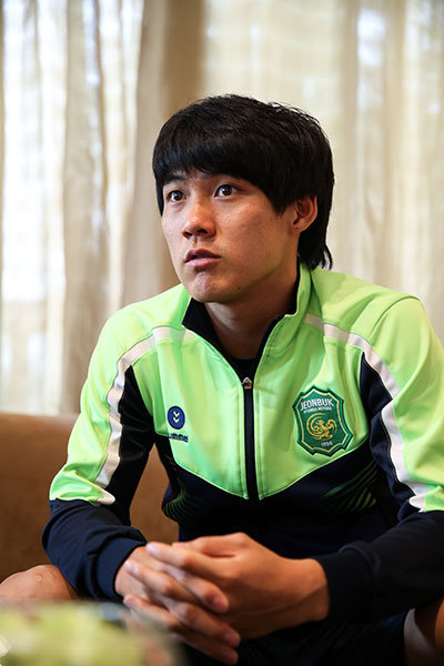 전북현대 최철순은 꾸준함을 바탕으로 팀과 자신의 전성기를 활짝 열었다. K리그 통산 300경기 출전의 금자탑을 쌓은 그는 전북과 대표팀의 든든한 방패가 될 것을 다짐했다. 사진제공 | 한국프로축구연맹