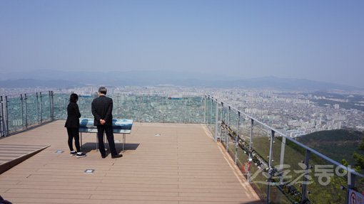 대구 시민들의 휴식공간으로 예전부터 많은 사랑을 받아온 앞산공원에 있는 전망대. 3면이 시원스레 트인 전망대에서는 대구 시가지 전체가 한눈에 들어온다. 김재범 기자 oldfield@donga.com