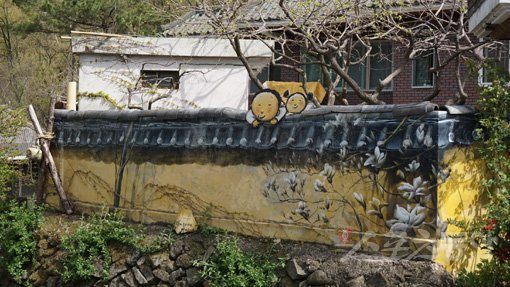 60∼70년대 시골마을의 추억을 떠올리게 하는 정겨운 그림이 인상적인 마비정 벽화마을. 김재범 기자 oldfield@donga.com