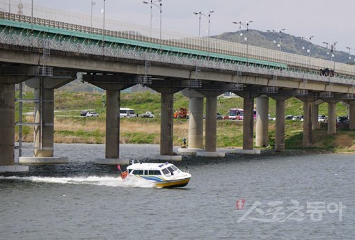 대구지역으로 들어오는 물류의 관문이었던 사문진 주막촌 나루에서 즐길 수 있는 26인승 쾌속선. 김재범 기자 oldfield@donga.com