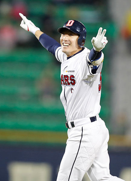 시즌 초반 힘을 내지 못하던 두산이 이리저리 꼬인 실타래를 풀고 홈에서 끝내기 승리를 거뒀다. 19일 잠실 삼성전에서 주장 김재호가 1-1로 팽팽히 맞서던 9회말 2사 2루에 등장해 중견수 왼쪽에 떨어지는 끝내기 안타로 승부의 마침표를 찍었다. 사진제공|스포츠코리아