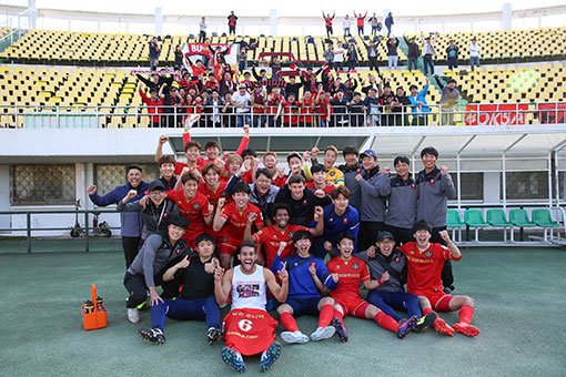 부천FC 선수들이 19일 전주종합경기장에서 벌어진 ‘2017 KEB하나은행 FA컵’ 전북현대와의 32강전 원정경기에서 승부차기로 승리한 뒤 환호하고 있다. 부천은 FA컵에서만 2년 연속 전북에 탈락의 아픔을 안겼다. 사진제공 | 대한축구협회
