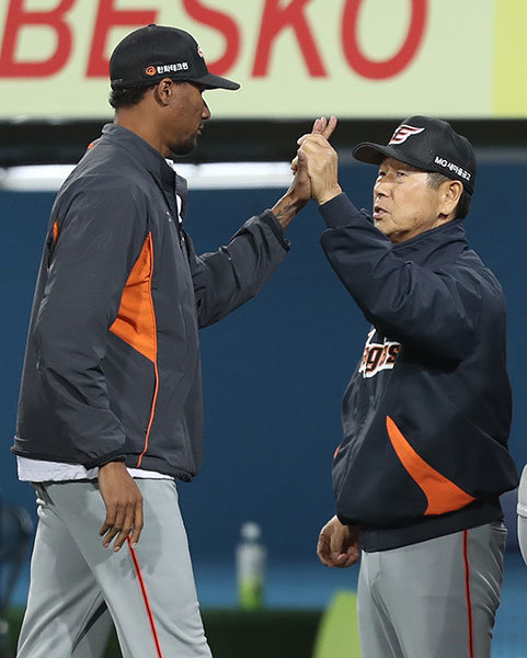 한화 오간도-김성근 감독(오른쪽). 사진제공|스포츠코리아