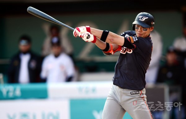 23일 경기도 수원 kt위즈파크에서 ‘2017 타이어뱅크 KBO리그’ kt 위즈와 한화 이글스의 경기가 열렸다. 9회초 2사 3루에서 하주석이 1타점 안타를 날리고 있다. 하주석은 이날 4안타. 수원 | 김민성 기자 marineboy@donga.com