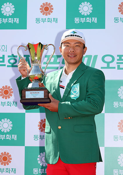 지난해 9월 전역한 맹동섭이 8년 만에 통산 2번째 우승을 차지한 뒤 트로피를 들고 기뻐하고 있다. 사진제공|KPGA