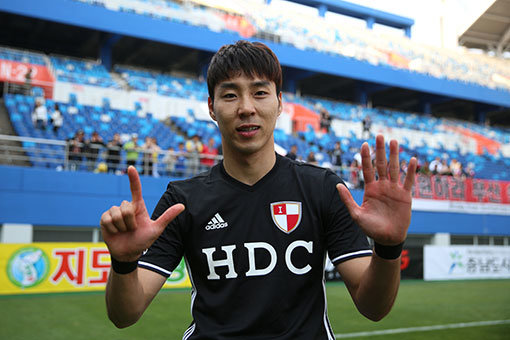 7경기 연속득점에 성공하며 K리그 챌린지(2부리그) 개막 최다 연속골 신기록을 세운 부산 이정협은 이제 8경기 연속골에 도전한다. 22일 페널티킥 선제골을 뽑은 대전 원정경기를 마친 뒤 이정협이 손가락으로 숫자 7을 펼쳐 보이며 환하게 웃고 있다. 사진제공 | 한국프로축구연맹