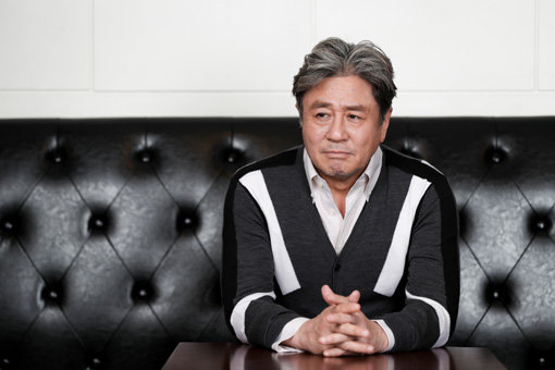 최민식은 관객을 실망시키는 법 없다. 26일 개봉하는 ‘특별시민’에서 3선 서울시장에 도전하는 정치인을 연기한 그는 한편으로 대통령 선거 운동이 한창인 ‘현실’을 떠올리게 한다. 사진제공|쇼박스