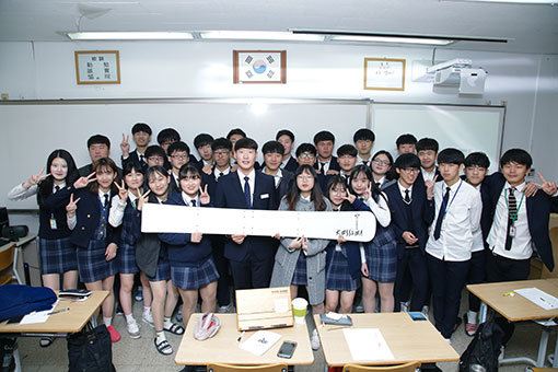 스노보드 알파인 국가대표 이상호는 삿포로 동계 아시안게임 2관왕이다. 모교인 사북고등학교에서 교생 실습 중인 이상호(가운데)가 학생들과 함께 기념촬영을 하고 있다.