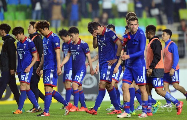 25일 수원월드컵경기장에서 열린 아시아축구연맹(AFC) 챔피언스리그(ACL) G조 조별리그 5차전 수원삼성과 가와사키 프론탈레의 경기에서 가와사키가 1-0 승리를 거뒀다. 경기 후 수원 선수들이 고개를 떨군 채 팬들에게 인사를 하기 위해 이동하고 있다. 수원 | 김진환 기자 kwangshin00@donga.com