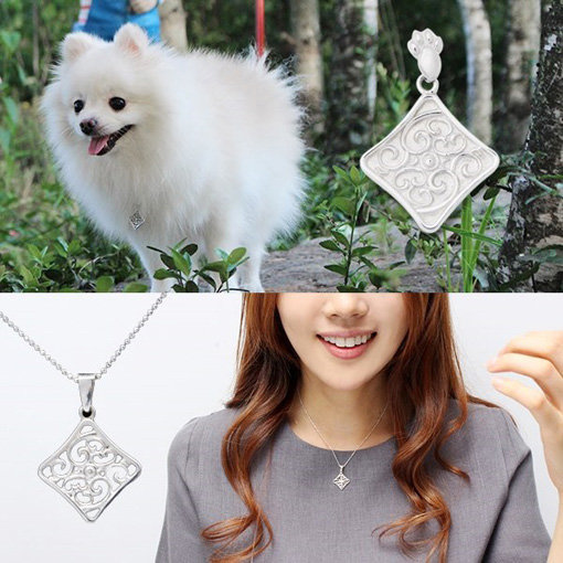 반려견과 반려인이 함께 목걸이로 나눠 끼는 ‘화이트시밀레’. 사진제공｜아트로믹스