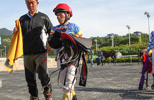 ‘경마 대통령’ 박태종 기수(오른쪽)가 경주를 마친 뒤 검량을 위해 마장구를 들고 검량실로 향하고 있다. 몸무게와의 전쟁은 기수의 숙명이다. 365일 다이어트를 하는 기수들은 유명할수록 허기와 자주 싸워야 한다. 사진제공|한국마사회