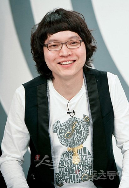 방송인 신정환이 도박 혐의로 6년의 자숙 시간을 보내고 돌아온다. 대중의 엇갈리는 반응에 그는 “스스로 채찍질하며 조금씩 갚아나가겠다”고 각오를 다졌다. 현재 복귀작으로는 MBC ‘라디오스타’가 유력시되고 있지만 본인은 물론 제작진도 조심스러운 입장이다. 스포츠동아DB