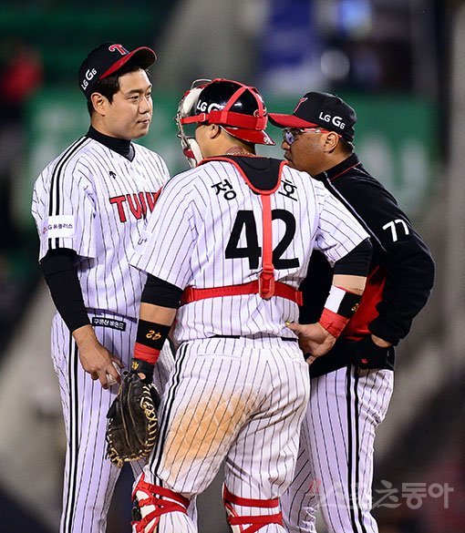 LG 류제국(왼쪽)-정상호(가운데). 스포츠동아DB