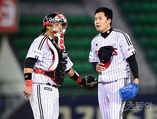 27일 잠실야구장에서 ‘2017 타이어뱅크 KBO 리그‘ LG트윈스와 SK와이번스의 경기가 열렸다. 8회초 1사 1루에서 LG 선발 임찬규가 교체를 앞두고 포수 정상호의 축하를 받고 있다. 이날 임찬규는 7.1이닝 무실점을 펼치며 승리투수 요건을 갖췄다. 잠실 | 김진환 기자 kwangshin00@donga.com