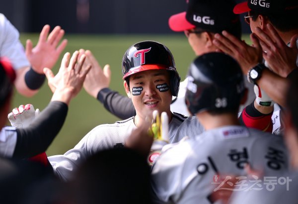 30일 수원kt위즈파크에서 ‘2017 타이어뱅크 KBO 리그’ LG트윈스와 kt위즈의 경기가 열렸다. 6회초 1사 1,3루 LG 유강남이 좌월 스리런 홈런을 날리고 그라운드를 돌아 홈인해 하이파이브 하고 있다. 수원 | 김종원기자 won@donga.com