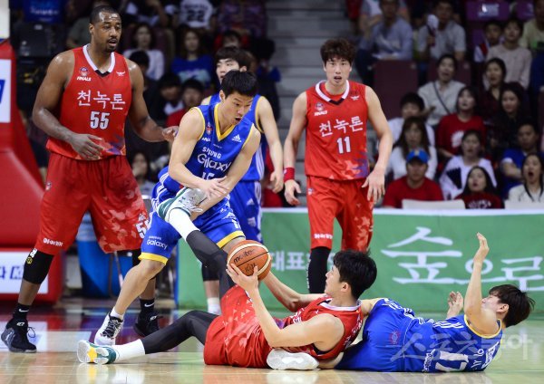 30일 경기도 안양실내체육관에서 열린 ‘2016-2017 KCC 프로농구’ 안양 KGC인삼공사와 서울 삼성의 챔피언결정전 5차전 경기에서 KGC인삼공사 강병현과 삼성 이시준, 김태형이 볼다툼을 벌이고 있다. 안양 | 김민성 기자 marineboy@donga.com