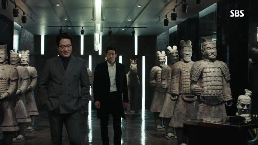 SBS 월화드라마 ‘귓속말’ 제작진은 진시황 병마용 형상 등으로 이야기의 완성도를 높이고 있다. 사진출처 | SBS 방송화면 캡처